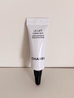 Hold CHANEL Le Lift Crème Yeux Eye Cream 3ml